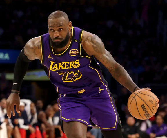 羽毛球队在比赛中受伤退赛，詹姆斯主帅表示担忧的简单介绍