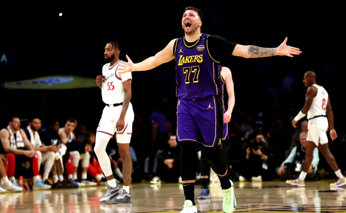 东契奇重返赛场，战术调整首场状态出色，FPX观众沸腾！比赛高潮迭起的简单介绍