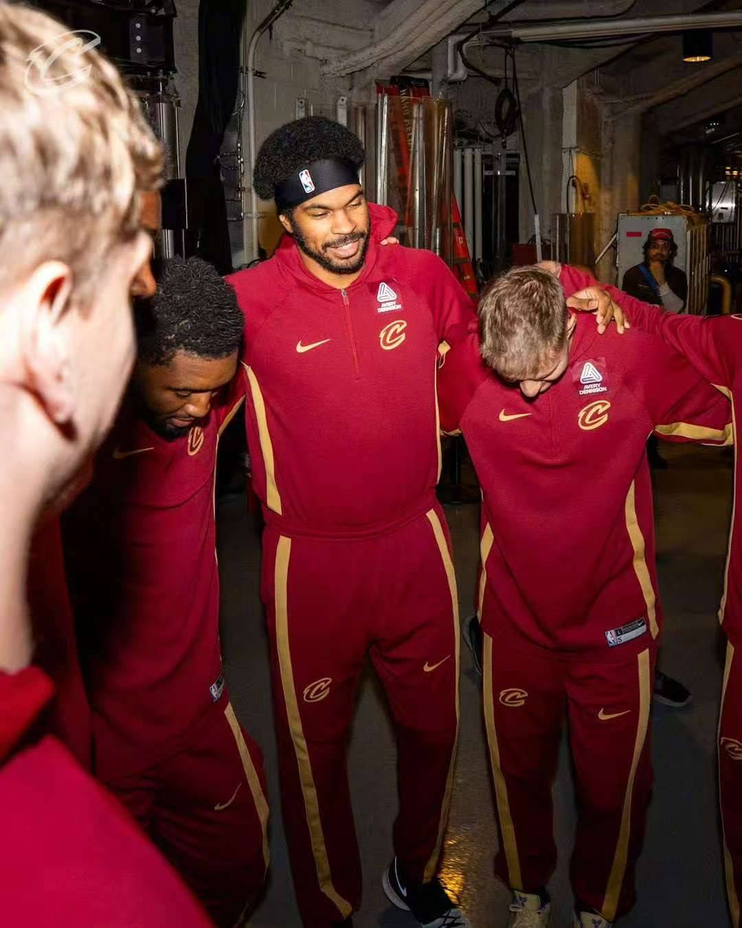 转折点克里夫兰骑士回应争议，NBA季后赛转会期攻防权衡，话题不断，赛程密集仍需轮换的简单介绍